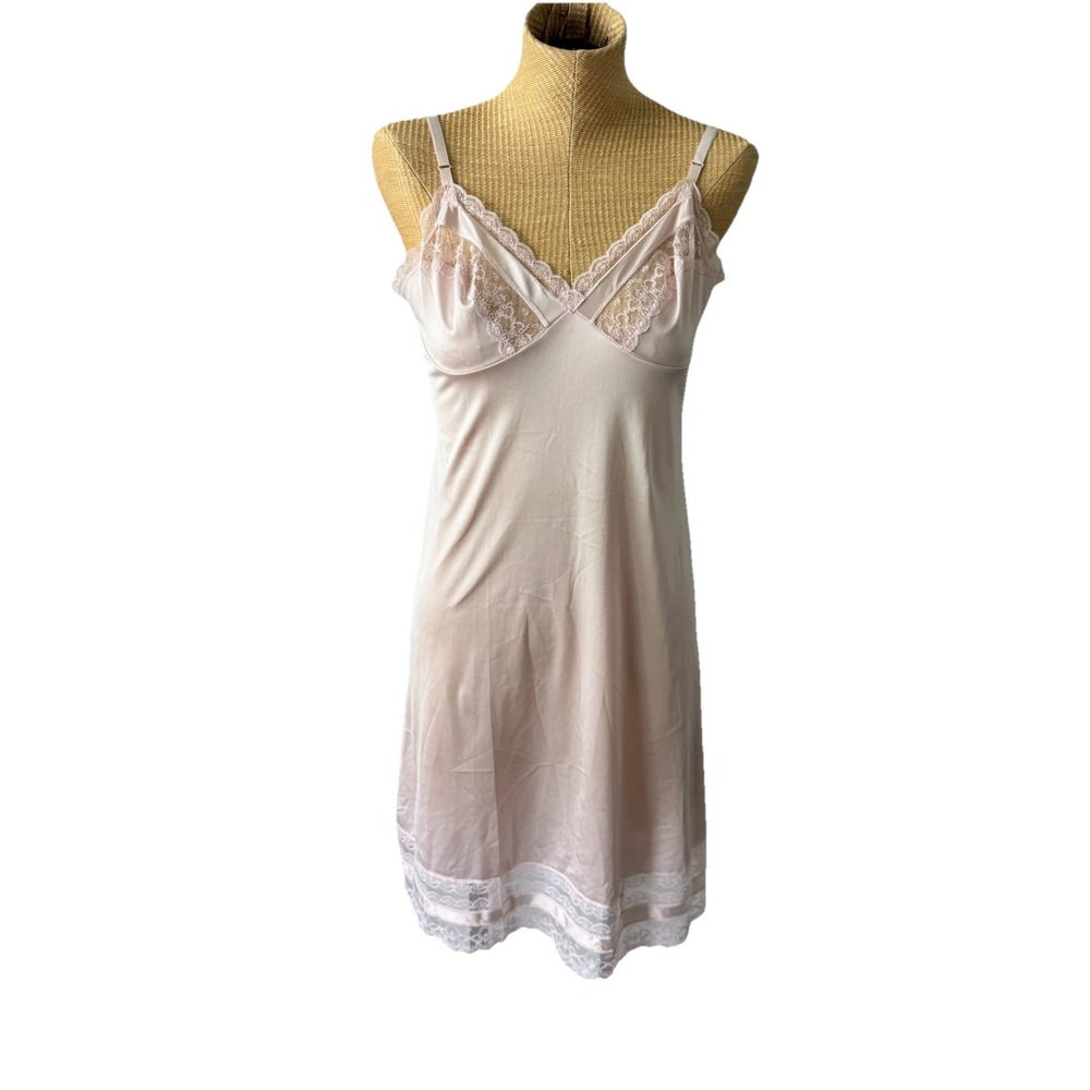 VINTAGE VANITY FAIR SZ 34 Full Nylon Slip Baby Light Pink Wide Lace Hem Medium